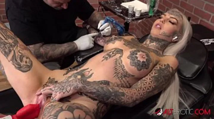 Трахала дилдо свою пизду у тату мастера