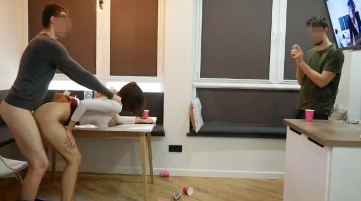 Выебал худую брюнетку раком у стола