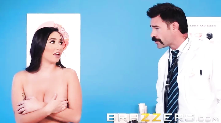 Доктор трахает аппетитную пациентку в волосатую киску