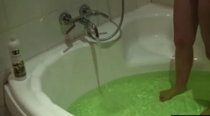 Добротный домашний минетик в ванной