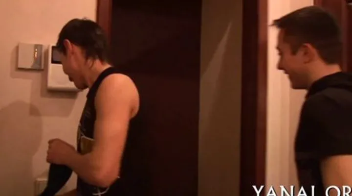 Два русских парня отъебали отличную хозяйку у нее же дома.