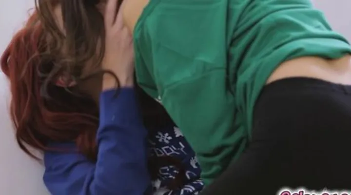 Лесбиянки трахаются под елкой