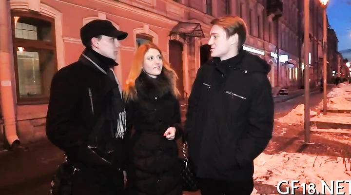 Снял рыжую бестию на улице и поимел с другом в тёплой комнатке