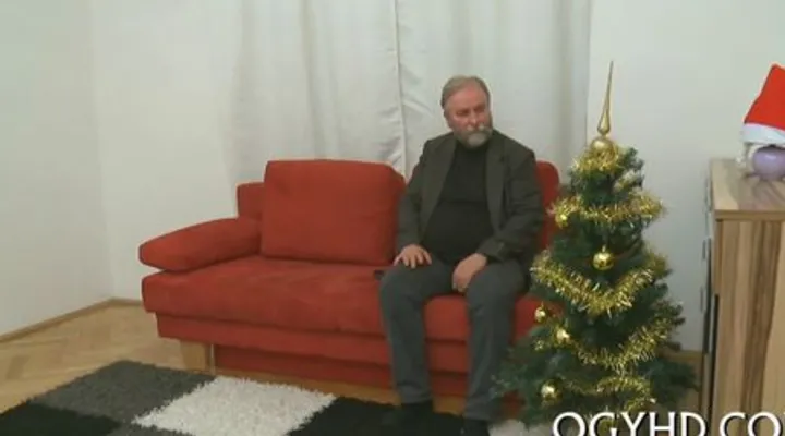 Пожилой дедушка трахнул русскую красавицу