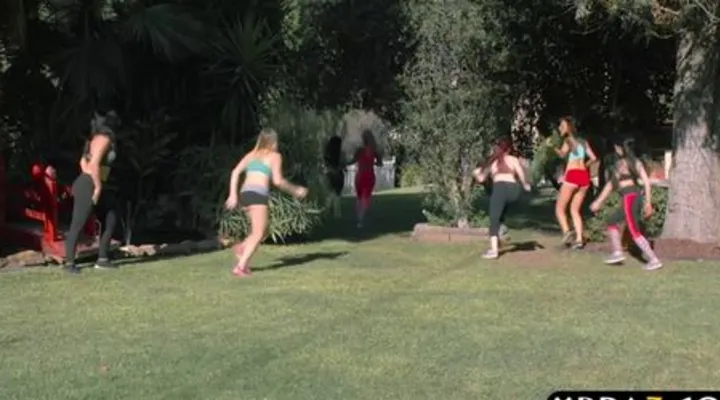 Сиськастые бабы оседлали одного жеребца