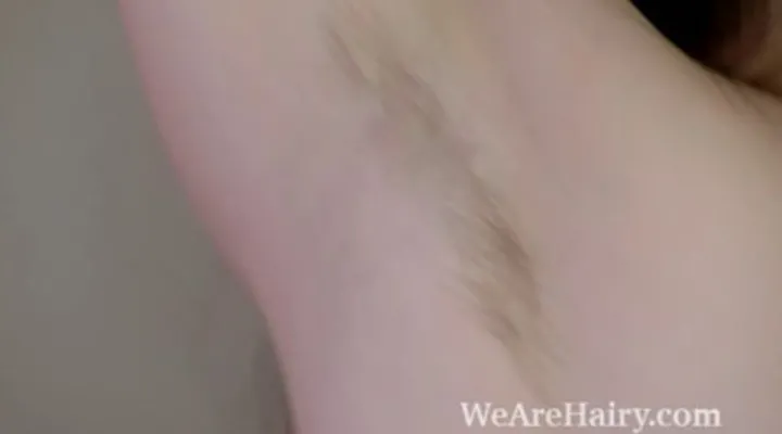 Темноволосая девушка теребит свою мохнатку