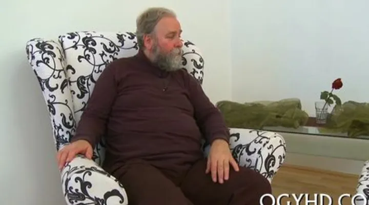 Дед оттопырил юную соску, пока её парень ушел из дома