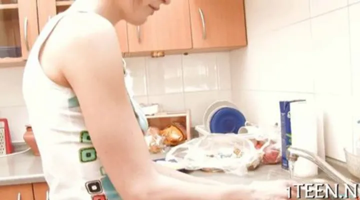 Младшая сестра отсосала старшему братцу