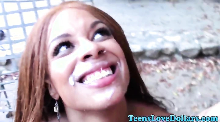 Дал на рота шлюхе и кончил на лицо