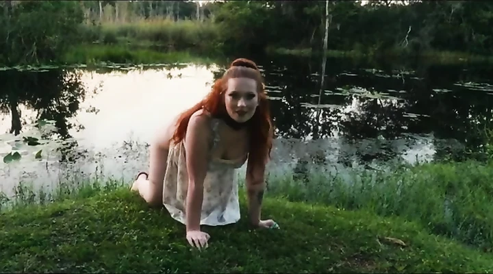 Покорная шлюха лижет задницу мужика и пьет мочу