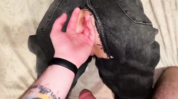 Не мог снять джинсы с телки, поэтому порвал их и трахнул