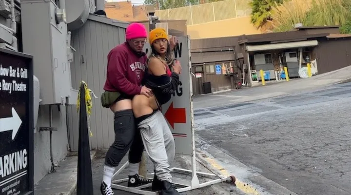 Мужик ебет незнакомку на каждой улице большого города