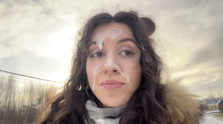 Парень выебал бывшую в машине и кончил на лицо