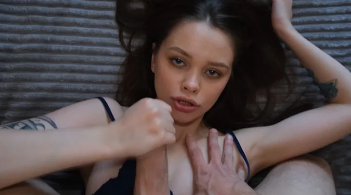 Кончил на лицо подруги с узкой писькой после траха