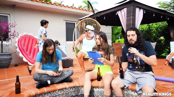 Пьяная бабулька страхнула молодого