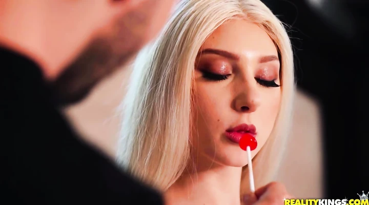 Пососи мой чупа чупс