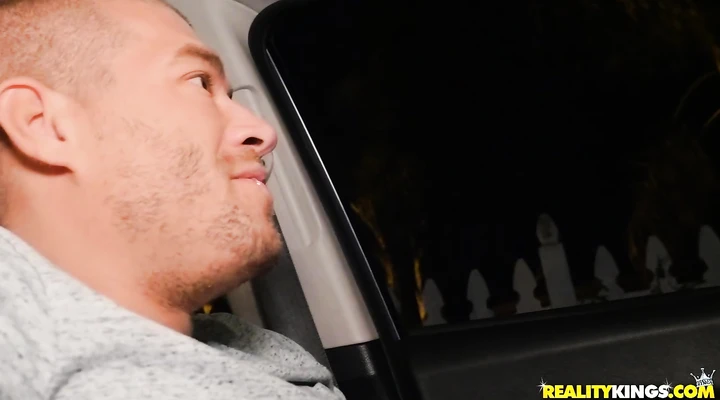 Снял щлюху и надавал ей в рот