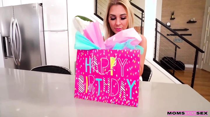 Выебал молодую мачеху в сексуальном белье