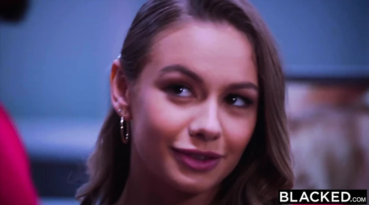 Два больших черных члена для хрупкой малышки