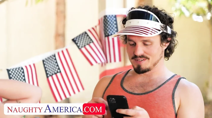 Красотки устроили парню горячий тройничок