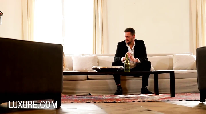 Богачи выебали шлюху с двойным проникновением