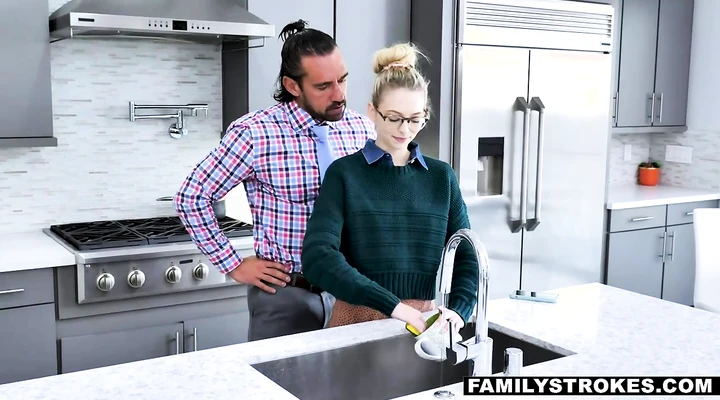 Дочь соблазнила отца и потрахалась с ним