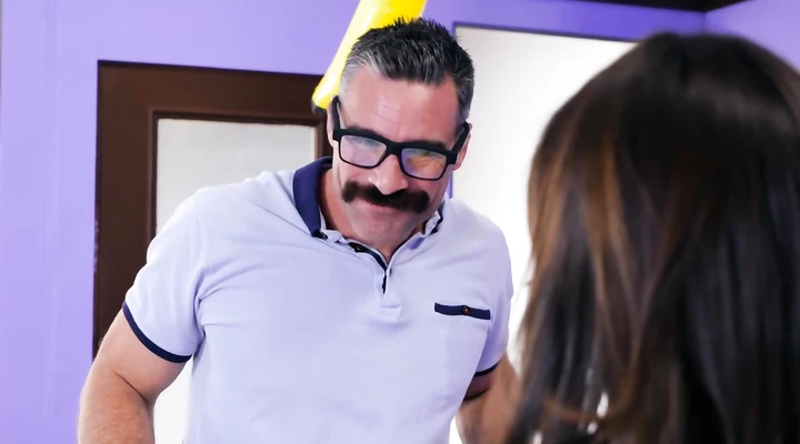 Ведущий новостей трахнул продавщицу бананов