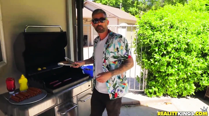 Белый парень ебет двух черных толстушек