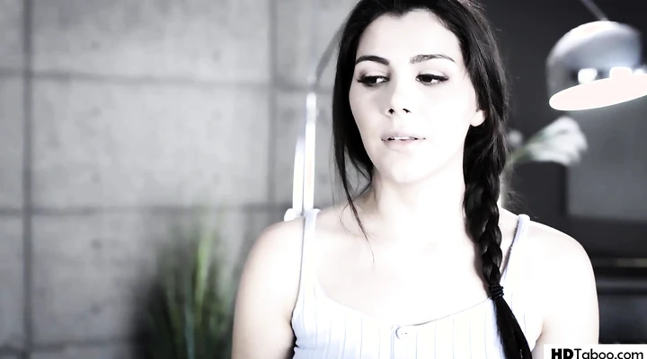 Отец поощряет дочь инцестом за хорошую уборку