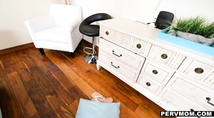 Сын ебет красивую мамку и кончает ей внутрь