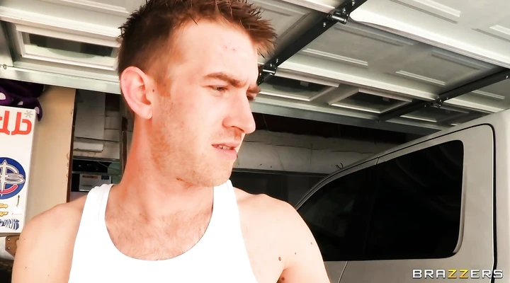 Мужик трахает стройную девку в гараже большим хуем