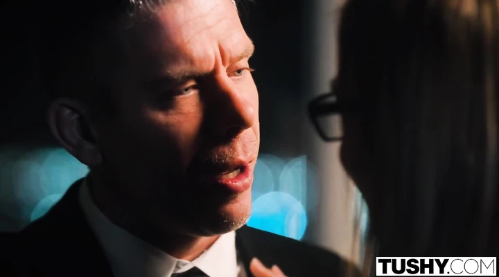 Зрелый ебет молодую любовницу в жопу