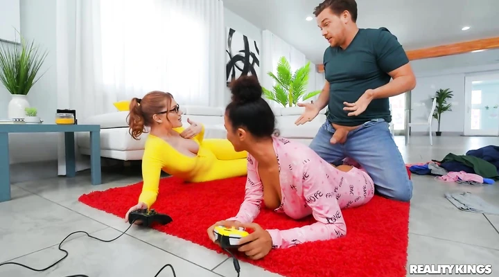 Парень трахает свою девушку и подругу мулатку