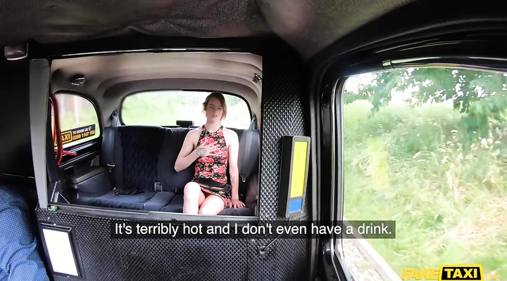 Рыжая соска делала минет мужику в машине