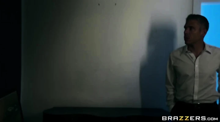 Засадил в очко воровке и кончил в рот