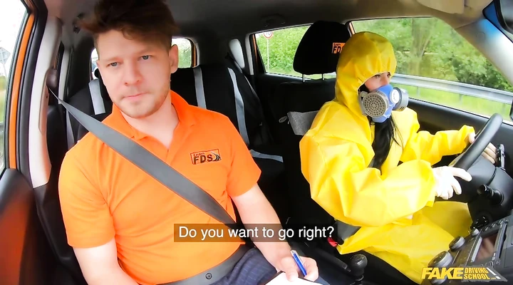 Брюнетка ебется с инструктором по вождению во время пандемии