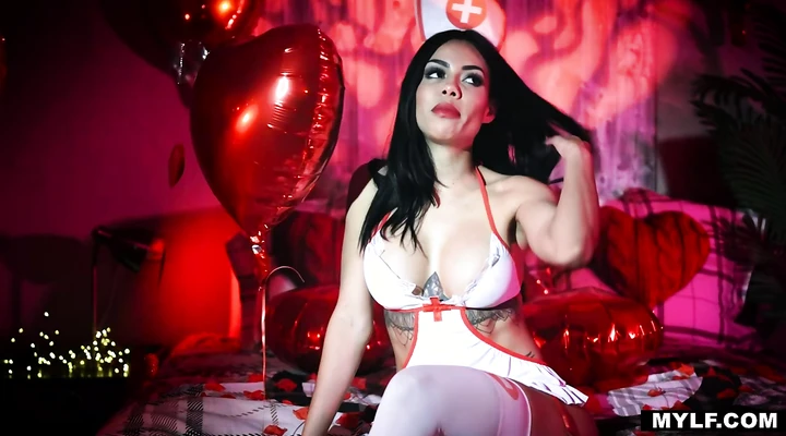 Татуированная сучка трахала парня на день Влюблённых