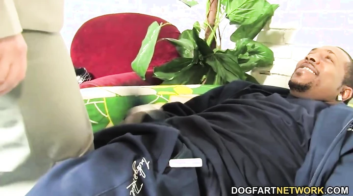 Зрелая дама приняла толстый хуй негра в пизду