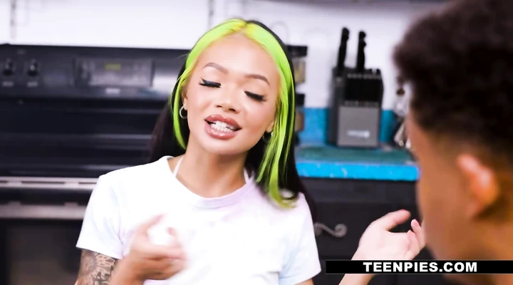 Негр выебал соседку с маленькими сиськами