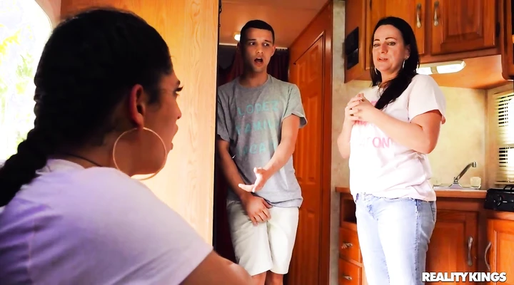 Сводный брат выебал сестру с сочными сиськами