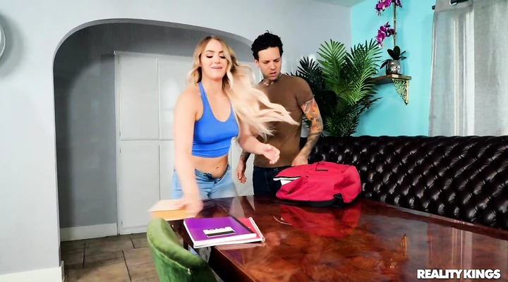 Брат выебал сестру за помощь с уроками