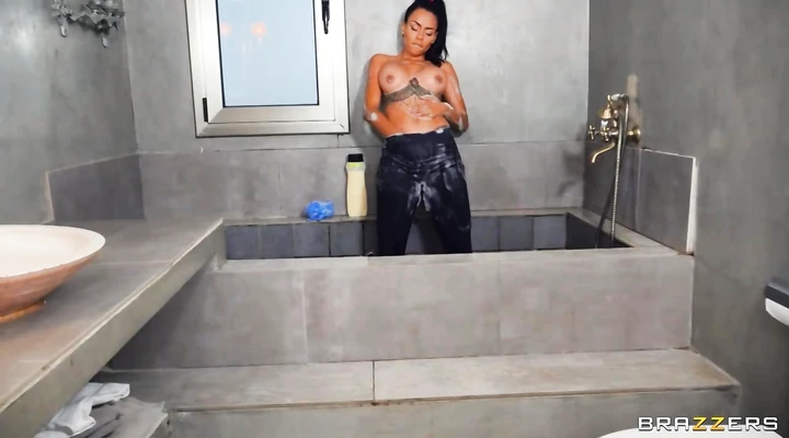 Мужик засадил в анал любимой в ванной