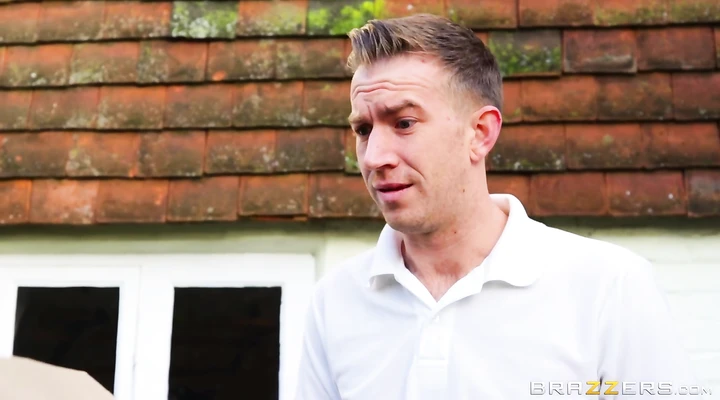 Мужик ебет в анал соседку большим хуем