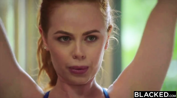 Негры ебут рыжую сучку с красивым телом