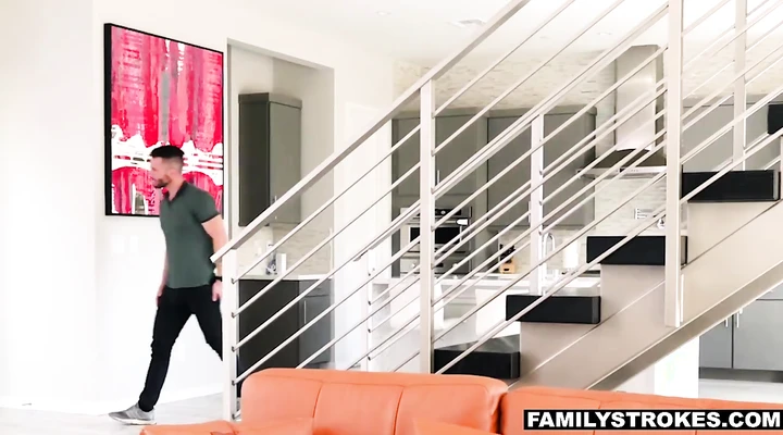 Брат ебет младшую сестру с упругой попкой