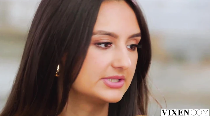 Мужчина закатил ЖМЖ секс с дочкой и подругой