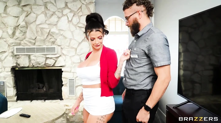 Зрелая сосет хуй мужика и дает в попку