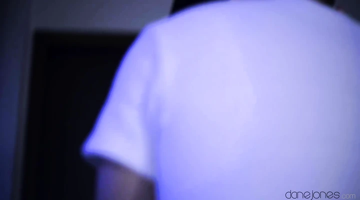 Брат ебет сестру на кровати после куни и минета