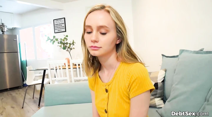 Парень ебет блондинку с красивой талией