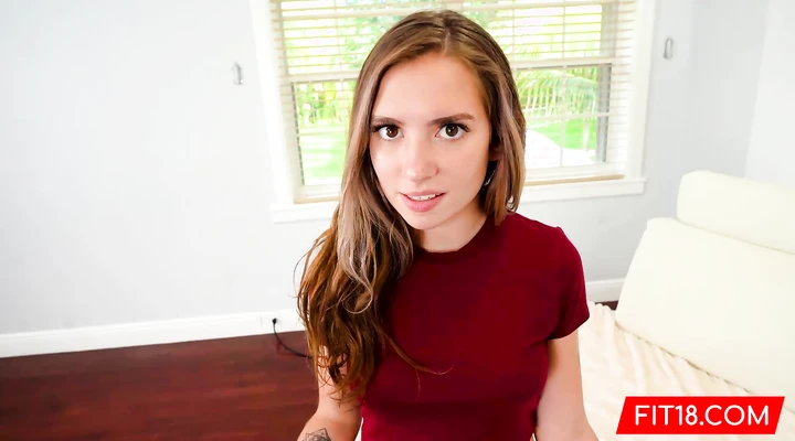 Брат ебет сестру в пизду и отвлекает от зарядки